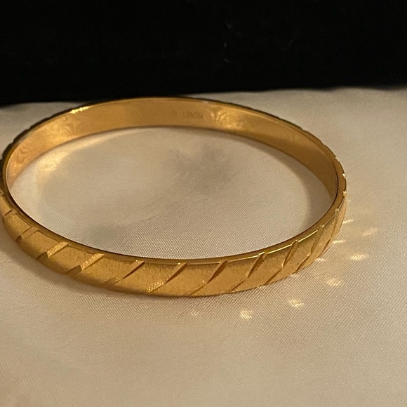 Monet bangle as good as brand new it's a vintage - Picture 5 of 8